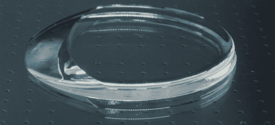 Cerotti antibatterici simili a lenti a contatto stampati in 3D per il trattamento della cheratite batterica